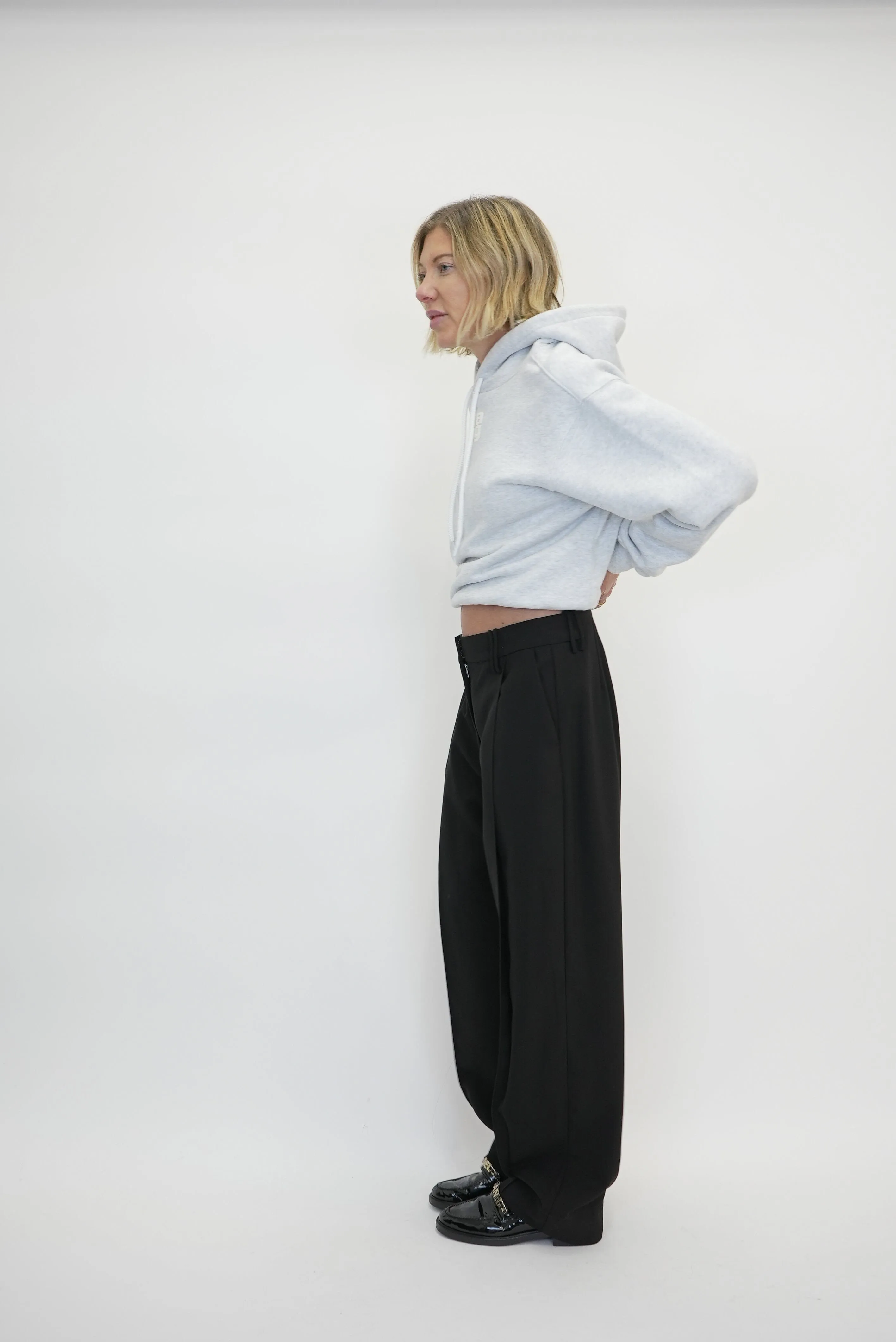 LIGHT TWILL SUITING RELAXED PLEATED PANTS IN BLACK